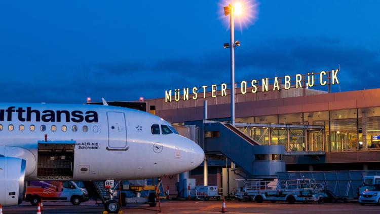 Der Flughafen Münster/Osnabrück. Blick von der Landebahn auf das Teminal.